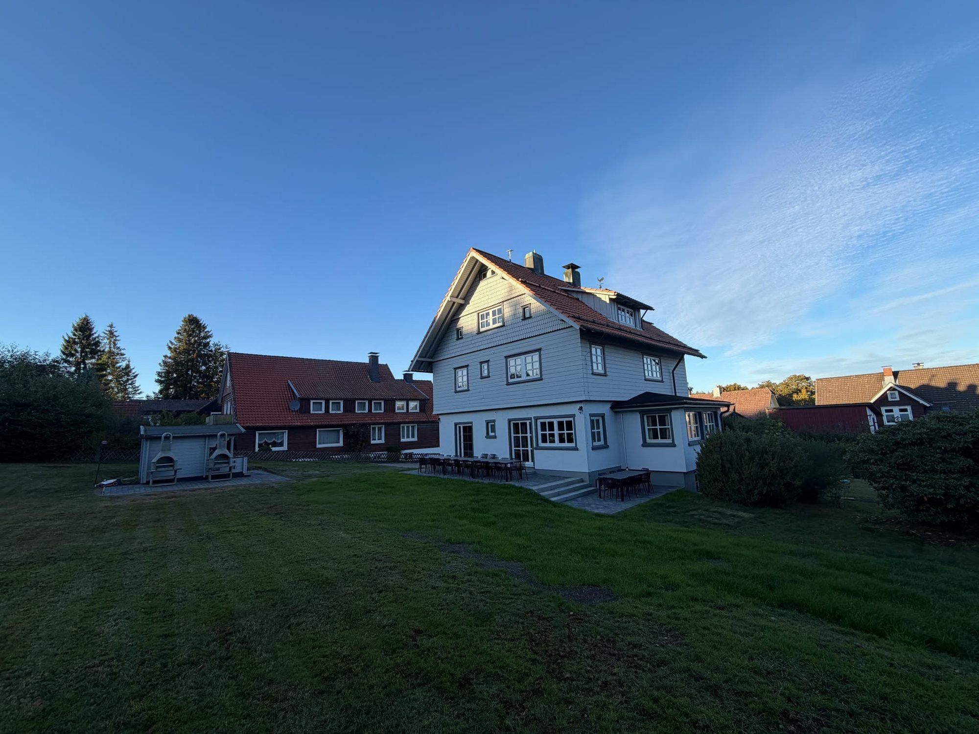Haus mit neu angelegtem Rasen und fertiger Terrasse