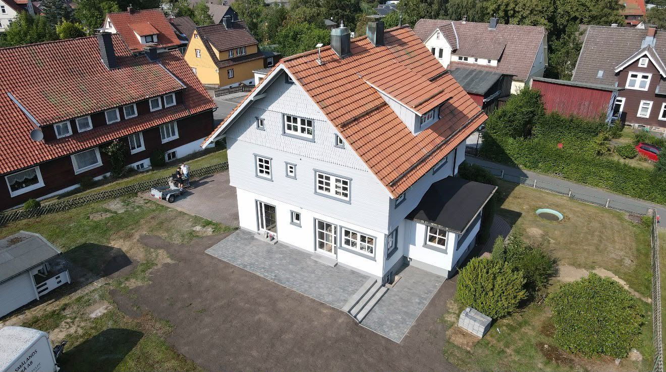 Luftaufnahme: neue Terrasse und vorbereitete Rasenfläche am Haus