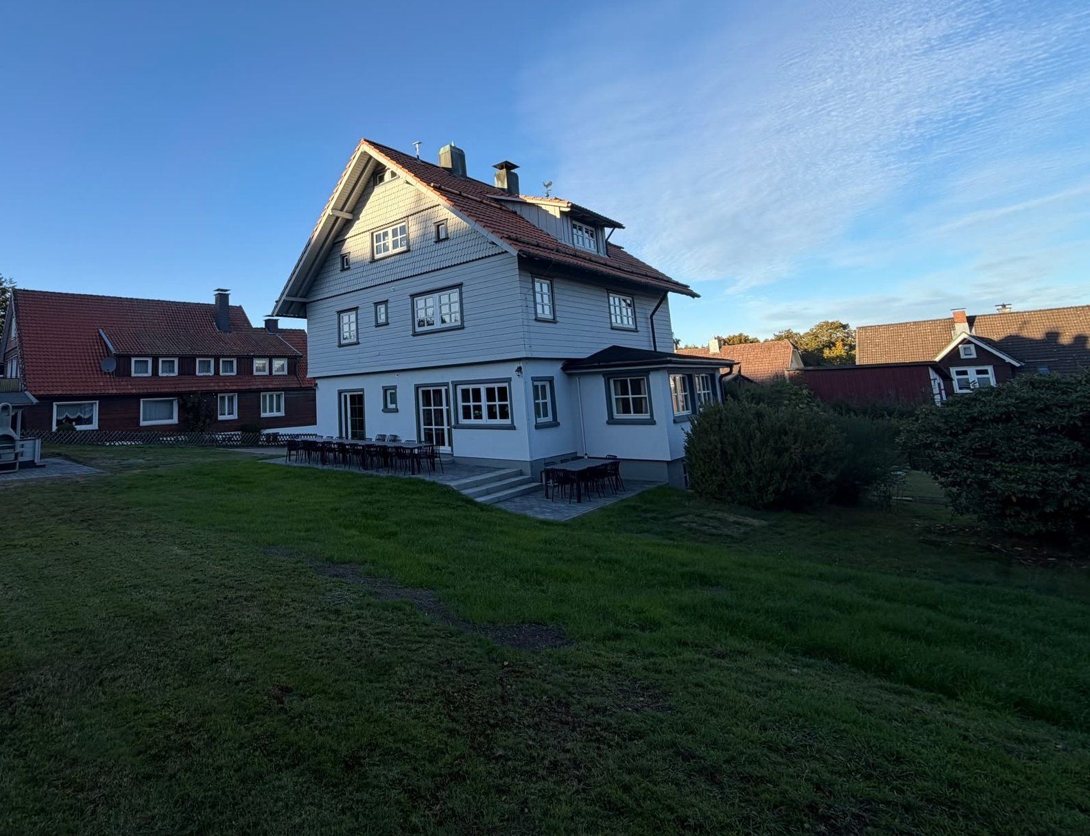 Derselbe Garten nach der Neuanlage: Rasen gewachsen, Terrasse fertig