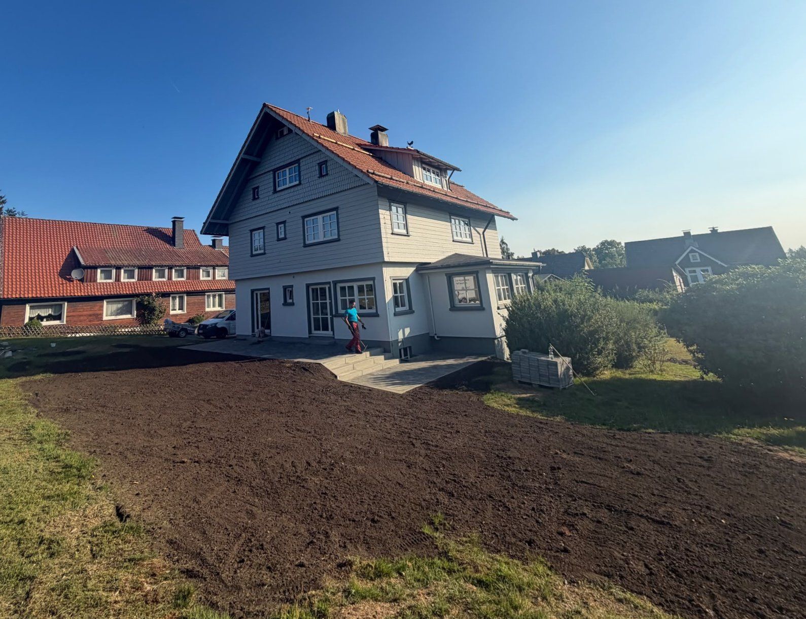 Garten am Haus vor der Neuanlage: Fläche abgetragen, neuer Boden aufgebracht