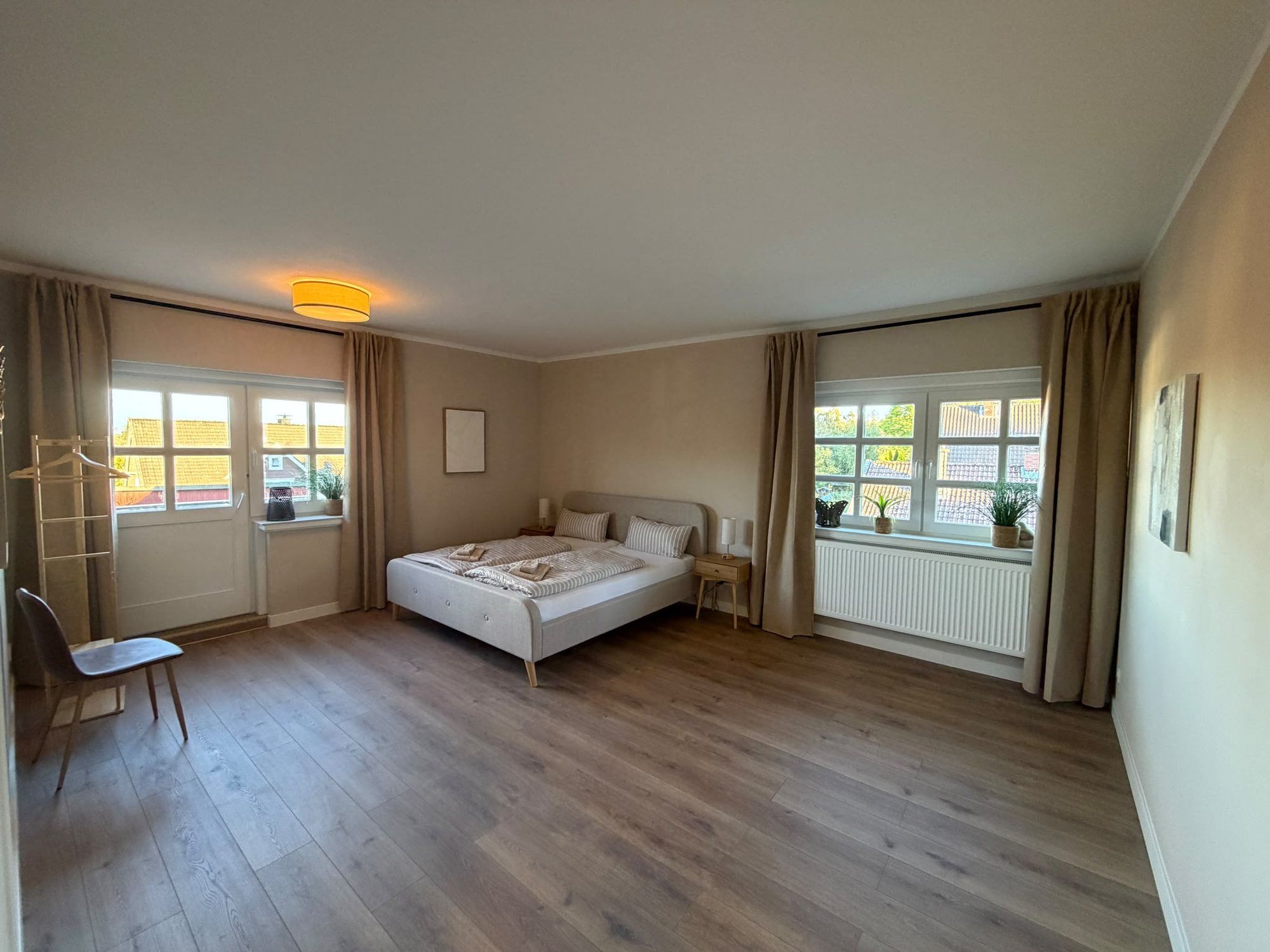 Renoviertes Schlafzimmer mit neuem Boden und gestrichenen Wänden